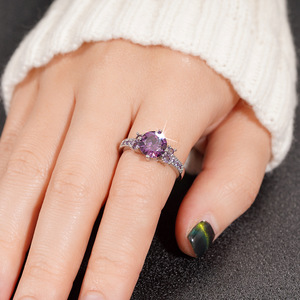 Anello a quattro punte per donna, design elegante, accessorio da indossare ogni giorno - Product Image 2