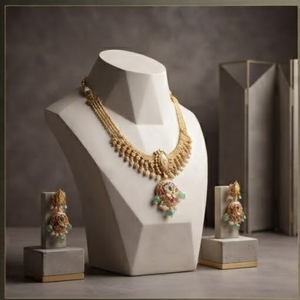 Conjunto de Joyería Tradicional de Perlas Doradas, Collar y Aretes con Piedras Verdes y Rojas para Novias, Bodas y Eventos Festivos - Product Image 2