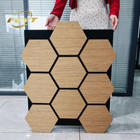 FEYT Schwarze Akustikfilz-Rückseite Teakholz-Furnier Sechseckige Holz-Akustikpaneele Akupanel Holzwandpaneele für Innenarchitektur