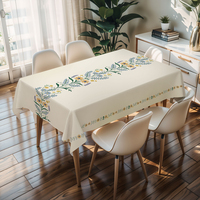 Nappe rectangulaire en PVC imprimé beige à motifs floraux subtils, résistante aux taches, pour table.
