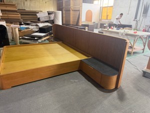 Lit moderne de haute qualité Disen, cadre en bois massif chêne blanc avec tables de chevet, plateau en ardoise, personnalisable - Product Image 3