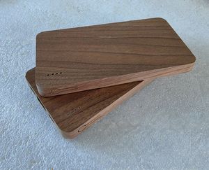 Banco de energía portátil con exterior de nogal - Product Image 3