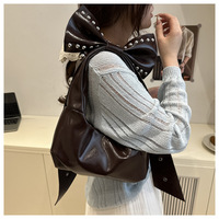 Sac à main tendance pour femme en PU imperméable avec fermeture éclair, bandoulière unique, doublure en polyester, style cool et décontracté, orné de rivets