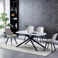 Table à manger ovale moderne en pierre frittée avec quatre pieds en métal noir croisés pour la salle à manger