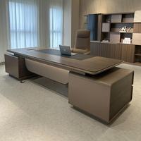 Bureau de direction flottant de luxe avec tablette d'écriture anthracite, panneau taupe côtelé et prise internationale pour suite de bureau complète