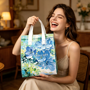 Eco-Friendly Fashionable Lunch Insulated Bag Portable Cooler with 20L/30L Capacity Printed Letter Pattern - Product Image 1