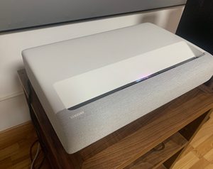 <span class=keywords><strong>Proyector</strong></span> Láser DLP de Tiro Ultra Corto 4K LPU7DSAX, HDR, Cine en Casa, Upscaling con IA, Sistema Operativo Tizen, Juegos Inteligentes, Streaming - Product Image 1