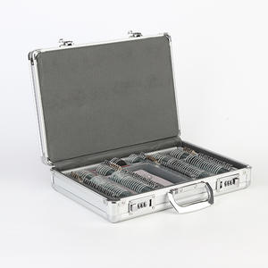 Caja de lentes English 104 con lentes de vidrio óptico para exámenes de la vista, marco metálico color plata, lentes transparentes, peso 5 kg, primavera 2023 - Product Image 3