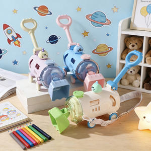 แก้วน้ำพลาสติกลายการ์ตูนรูปรถบูลโดเซอร์น่ารักสำหรับเด็ก ขนาด 500 มล. พร้อมหูจับแบบกด สไตล์เกาหลี - Product Image 1