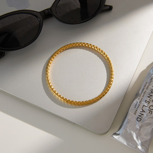 Pulsera Minimalista Unisex en Tono Dorado Martillado Jinhua, Accesorio de Moda Hecho en China - Product Image 4