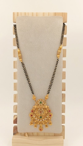 DIVYORO Mangalsutra de style héritage de créateur avec pendentif floral détaillé, en cuivre laiton plaqué or, bijoux de mariée tendance - Product Image 3