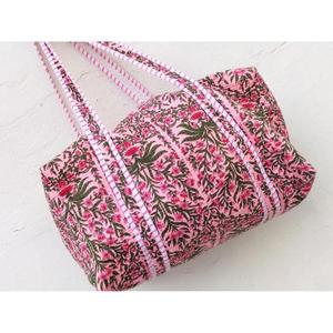 Sac de voyage matelassé en coton fait main, durable, léger, intérieur spacieux avec un élégant imprimé à blocs, parfait pour les voyages et la salle de sport - Product Image 4