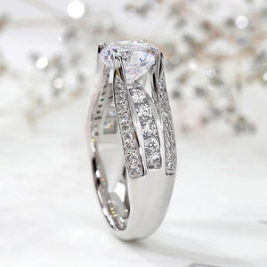 Anello in Oro Bianco con Diamante T0664, Anello di Fidanzamento da Donna con Diamante Naturale Taglio Brillante Rotondo Colore D e Diamanti Laterali - Product Image 1