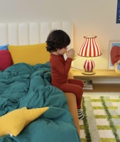 Lampe de table créative rayée rouge et blanche de luxe américaine 2026 pour la décoration