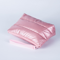 Sacs de maquillage rembourrés en nylon personnalisés OEM, pochettes de beauté matelassées, organiseur à fermeture éclair, sacs cosmétiques pour l'extérieur