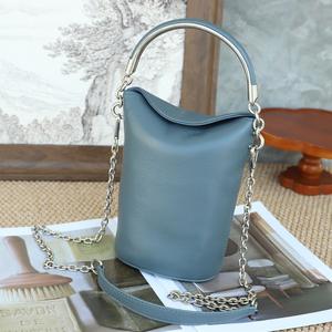 กระเป๋าถือหนังแท้ใบเล็กสำหรับผู้หญิง กระเป๋าใส่โทรศัพท์มือถือ ดีไซน์เรียบง่ายทันสมัย หนังวัวแท้ กระเป๋าสะพายข้างผู้หญิง - Product Image 2