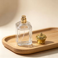 Vente en gros d'atomiseurs de parfum carrés en verre transparent de 30 ml, 50 ml, 100 ml avec un capuchon en or de luxe pour Attar arabe