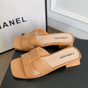 Sandalias de Verano de Alta Calidad para Mujer, Estilo Nuevo, Color Sólido, Tacón Bajo Grueso, Moda de Playa, Tejidas en Cuero con una Sola Correa - Product Image 2