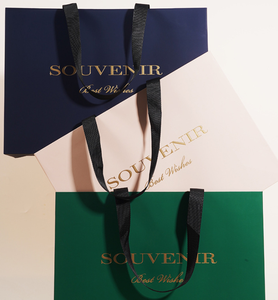 Sac cadeau de luxe personnalisé en papier blanc recyclable avec fleurs imprimées et votre propre logo pour chaussures et vêtements - Product Image 4