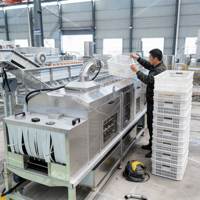 Continue tunnelvormige palletwasmachine met droog- en desinfectiesysteem voor het reinigen van bakblikken in bakkerijen