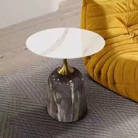 Table d'appoint ronde moderne avec plateau en pierre frittée à motif marbre et base en forme de cloche, table d'appoint de luxe pour salon et chambre à coucher