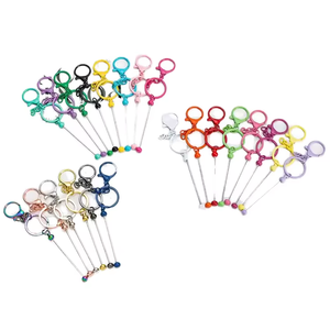 Porte-clés en métal dégradé faits à la main en gros avec des accents de perles, pendentifs élégants pour sac - Product Image 1