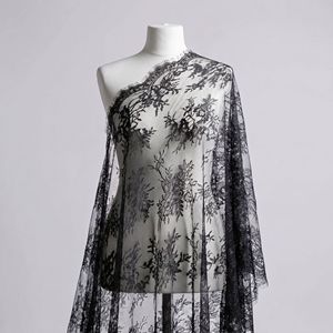 Pizzo di Lusso in Nylon 100% con Cordoncino, Motivo Floreale Traforato e Bordo Smerlato per Eleganti Abiti da Sposa - Product Image 1