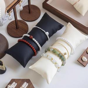 Soporte de exhibición de pulseras de imitación de cuero PU con cojín personalizado para relojes, ideal para decoración. - Product Image 3
