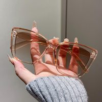 Lunettes de soleil œil-de-chat tendance en gros : monture amincissante polyvalente, lunettes de créateur sophistiquées pour influenceurs