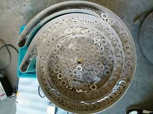 Máquina Alimentadora Vibratória Automática com Anel O Rotativo Multi-Trilho - Product Image 4