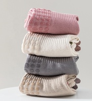 2025 nouveau Style Logo personnalisé femmes équipage Yoga chaussettes coton couleur unie à volants dentelle Long Tube anti-dérapant caractéristique lettre corps manchette