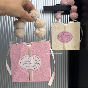 Boîte cadeau créative avec pendentif boule de fourrure, petite boîte à bijoux mignonne pour anniversaire, boîte cadeau de luxe à fermeture magnétique - Product Image 1