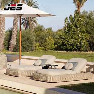Chaise longue d'extérieur à cadre en osier avec coussins pour la relaxation au bord de la piscine - Product Image 2