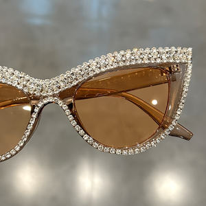 Lunettes de soleil œil-de-chat tendance pour femmes, ornées de strass, avec une monture composite scintillante. Idéal pour les bals de promo, les costumes - Product Image 1