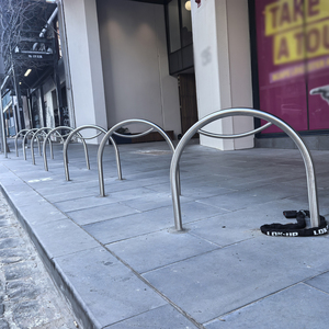 Support de vélo circulaire en acier inoxydable brillant à fixation au sol pour <span class=keywords><strong>stationnement</strong></span> commercial en bord de route - Product Image 3