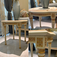 Table d'appoint de style néoclassique Louis XVI avec pieds coniques cannelés, motif Vitruvien, doré et festonné, pour salon, manoir, villa, penthouse