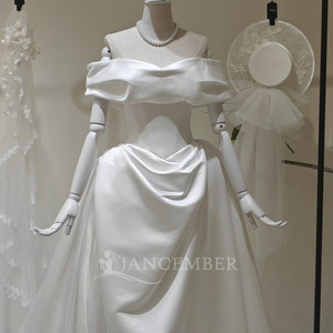 LY120 Robes de mariée élégantes en satin ivoire à épaules dénudées et à volants pour femmes - Product Image 5