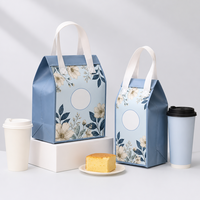 Pochette de transport non tissée bleu clair à motifs floraux avec poignée blanche et rabat supérieur, réutilisable