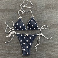 Hoge kwaliteit 2-delige high-cut dames halter triangle string bikini met voorlogo, snel drogend, sarong cover-ups, groothandel OEM merk