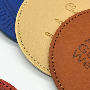 Juego de Posavasos Redondos de Cuero Sintético Negro con Logotipo Personalizado al por Mayor, Posavasos de Cuero PU para Té, Cerveza, Café y Bebidas - Product Image 6