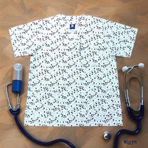 BELL VITA marque 100% haut de gommage en coton avec des uniformes d'hôpital sans effort de conception d'os de chien sérigraphiés blancs - Product Image 5