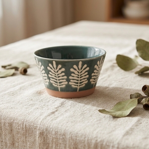 Ciotola in Ceramica Rustica Vintage con Foglie Sgraffiate, Base in Terracotta, Ciotola Artigianale in Gres per Cucina e Casa - Product Image 3
