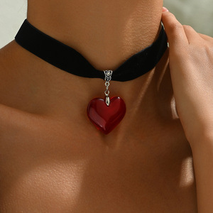 Collier ras du cou en velours en forme de cœur avec pendentif rouge en alliage de zinc, bijou fantaisie pour femme, chaîne de clavicule, accessoire thème amour - Product Image 1