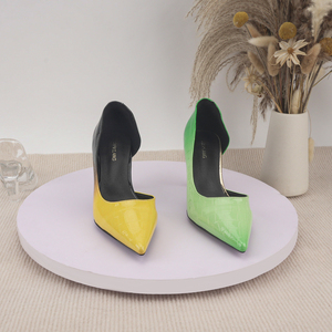 Chaussures de mariage pour femme grande <span class=keywords><strong>taille</strong></span> à talon fin, motif crocodile dégradé noir et jaune, bout pointu et découpe latérale - Product Image 3