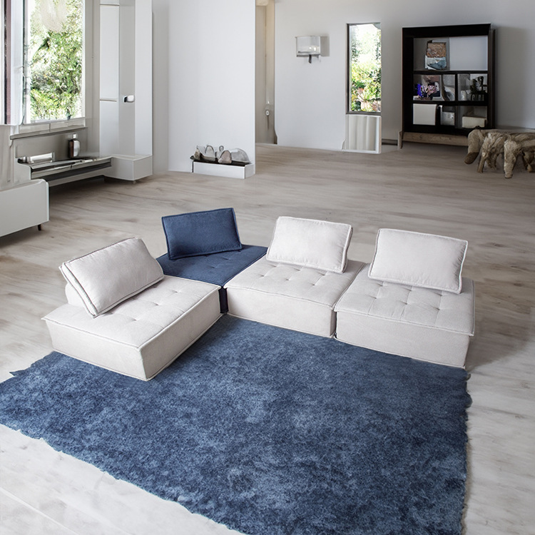 Divano a cubetti con blocchi di tofu bianco