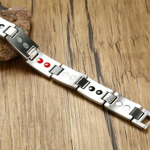 กำไลข้อมือแฟชั่นคุณภาพสูง ไทเทเนียมสตีล สำหรับผู้ชาย ดีไซน์เกลียว - Product Image 5