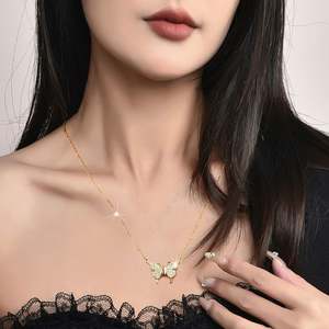 Collar de hebilla magnética de mariposa de acero inoxidable para mujer - Product Image 3