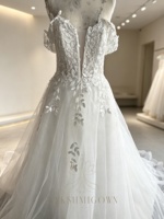 Robe de mariée romantique épaules dénudées coupe trapèze, en dentelle à motif feuille, tulle scintillant, décolleté en V profond, à lacets, personnalisable