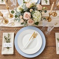 Assiettes rondes décoratives bleu clair perlées de 13 pouces en plastique réutilisables pour Noël, mariages, anniversaires, fêtes et événements.