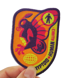 Écussons entièrement brodés personnalisés avec dos adhésif pour la décoration des vêtements et des sacs à dos - Product Image 1